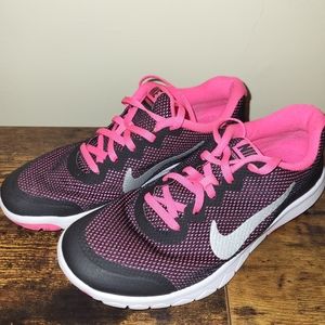 Girls Nike pink and black size 6Y